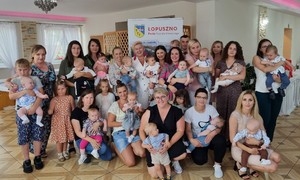 zdjecie na stronie o tytule: Uroczyste włączenie nowo narodzonych w poczet mieszkańców gminy Łopuszno