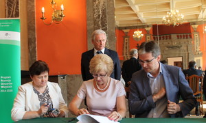 zdjecie na stronie o tytule: Gmina Łopuszno podpisała umowy o dofinansowanie budowy przydomowych oczyszczalni ścieków!