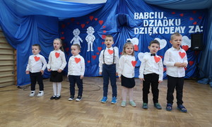 zdjecie na stronie o tytule: Obchody Dnia Babci i Dziadka w Szkole Podstawowej w Dobrzeszowie