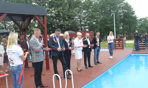 zdjecie na stronie o tytule: Uroczyste otwarcie letniego kompleksu basenowego na terenie GOSW w Łopusznie