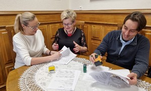 zdjecie na stronie o tytule: Podpisanie umów na wykonanie 3 świetlic wiejskich na terenie Gminy Łopuszno
