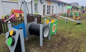 zdjecie na stronie o tytule: Doposażenie istniejącego placu zabaw w Miejsko – Gminnym Żłobku w Łopusznie